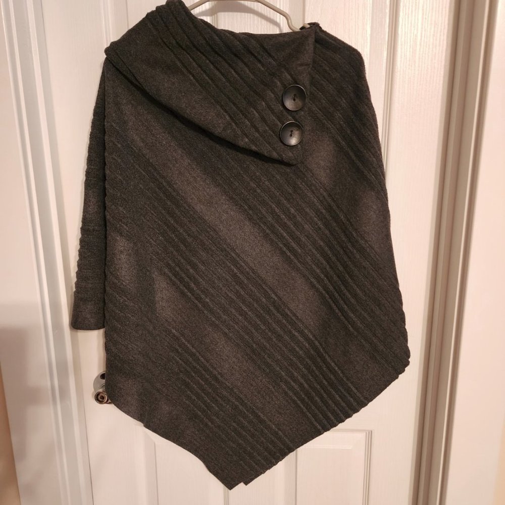 Le Moda Women’s Gray Shawl Collar Poncho, New with Tags